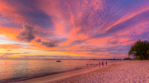 Seven Mile Beach in the Grand Cayman (Flickr: SF Brit)