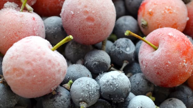 Frozen Grapes! Keep a stash of your favorite frozen fruits in the freezer for a quick and healthy snack for the kids!