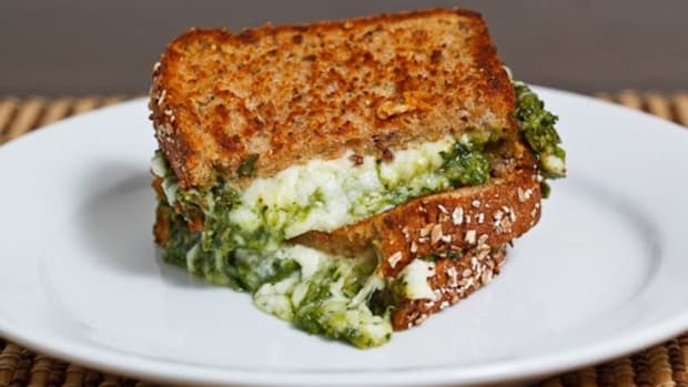 Spinach Pesto Grilled Cheese Sandwich - Closet Cooking