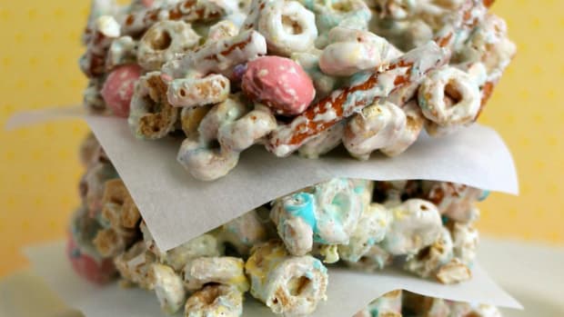 Easy Pretzel Cereal Bars PLUS More No Bake Dessert Ideas! www.TodaysMama.com #dessert #cereal #Easter