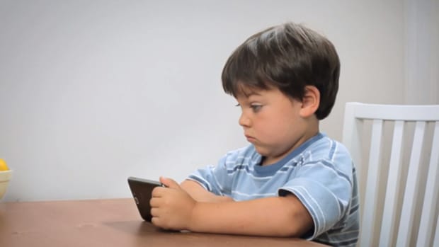 Can We Stop Judging Each Other When Our Tots Play With Tablets? www.TodaysMama.com