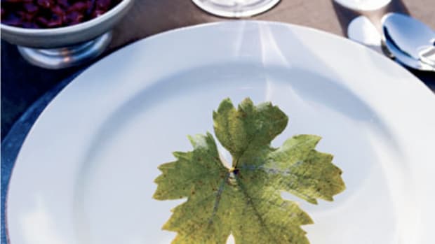 A vineyard leaf decorates plate