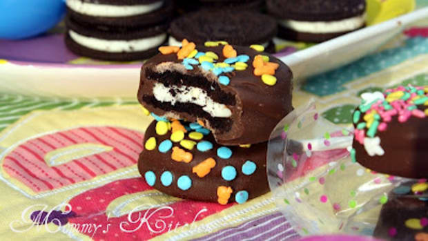 Easter Oreo Cookie Pops - Image from Mommy's Kitchen