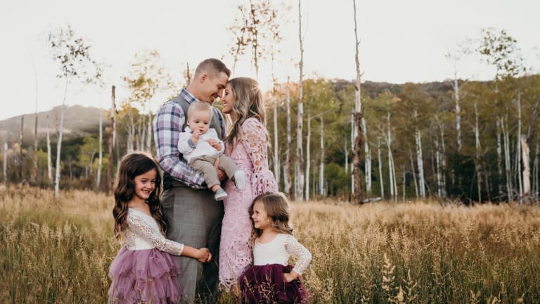 Fall Family Photos - What to Wear Outfit and Inspiration Style Guide -  Kelly McPhail Photography