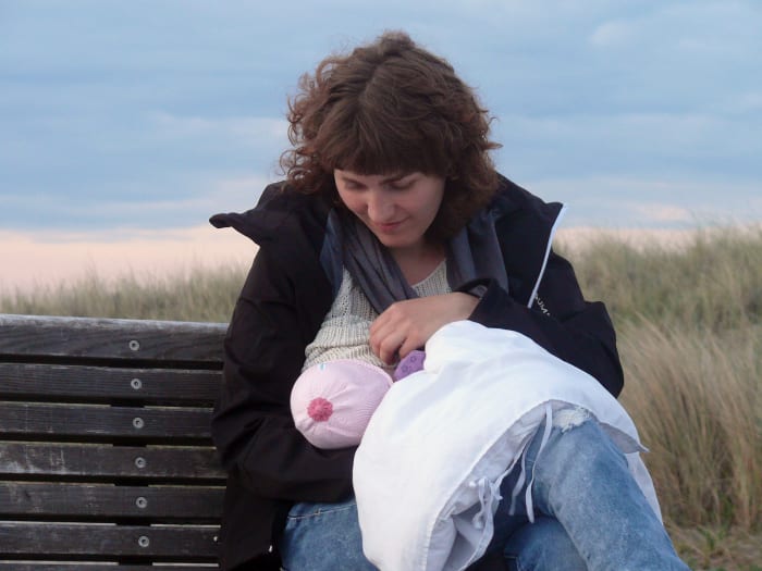Following the tips below can help you maintain your milk supply and do breastfeeding while traveling. (Flickr: Chris Alban Hansen)