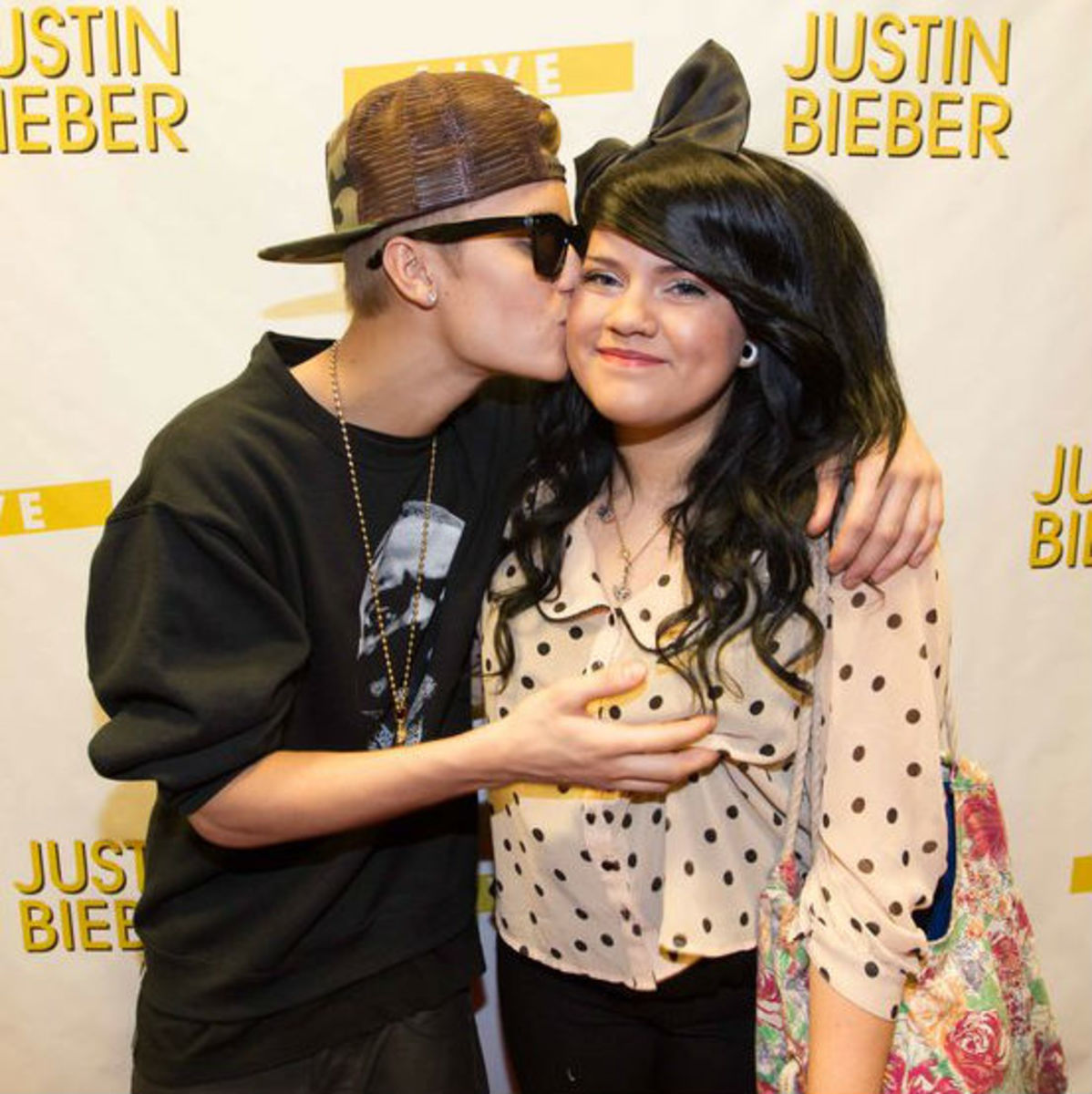 Justin-Bieber-Grabs-A-Fans-Boob-It-Doesnt-Look-Consensual