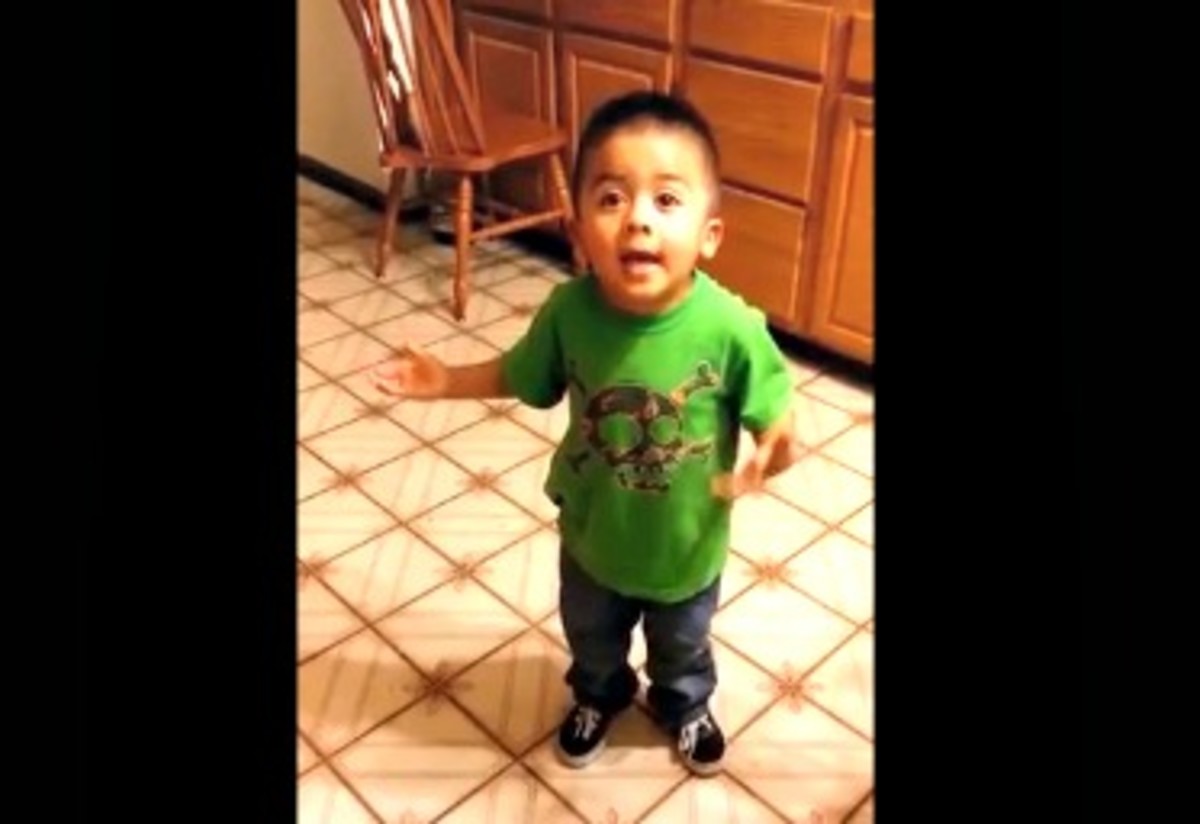 "Listen, Linda!" Toddler Gives Persuasive Argument In Pursuit Of A Cupcake www.TodaysMama.com