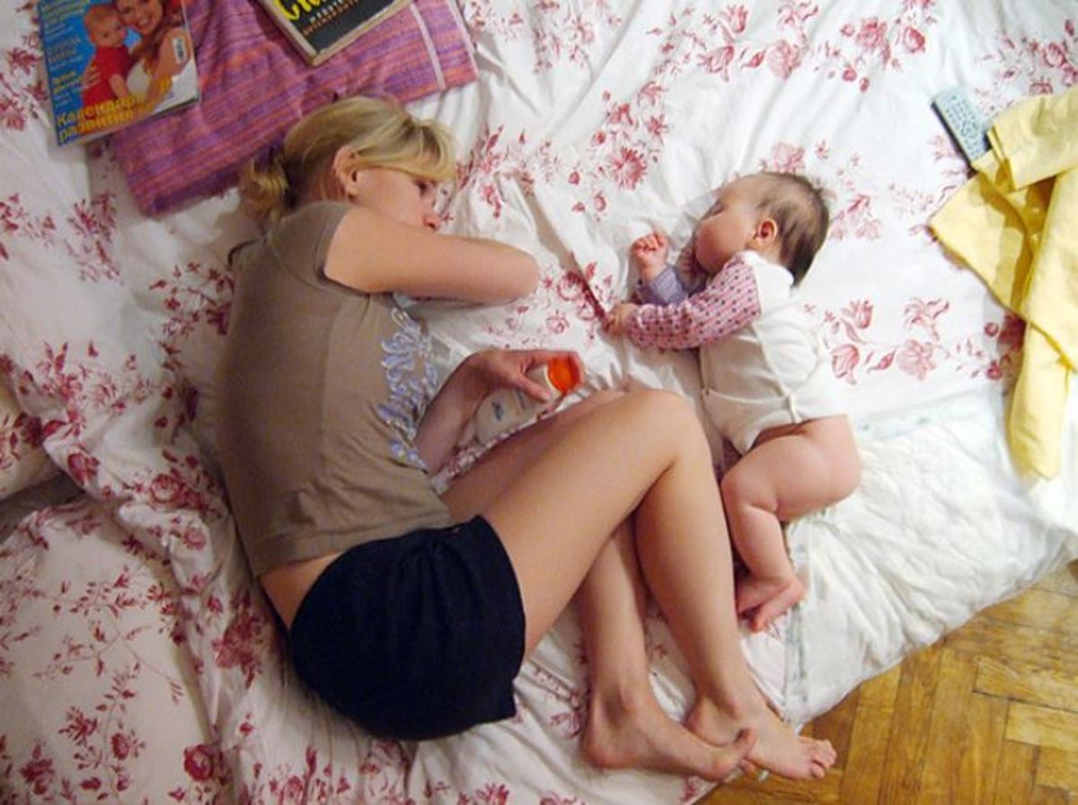 Спящая молодая мама с ребенком